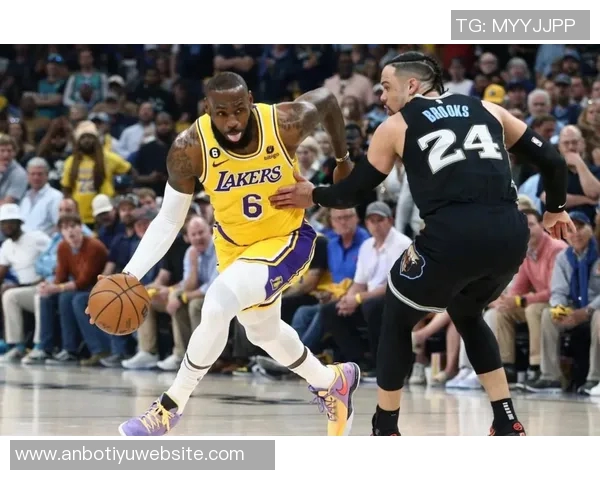 狄龙精彩表现逼退布朗尼詹姆斯替补席无奈比拇指下滑